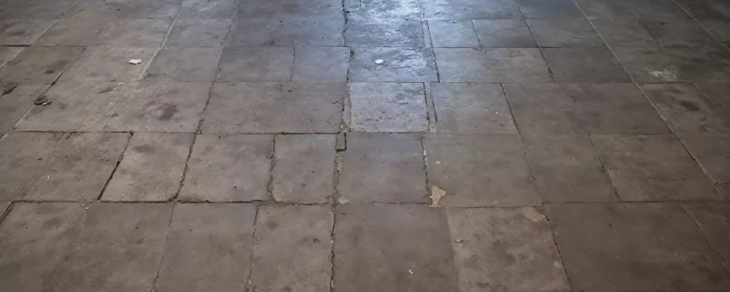 Rodzaje uszkodzeń posadzek przemysłowych i jak je rozpoznawać